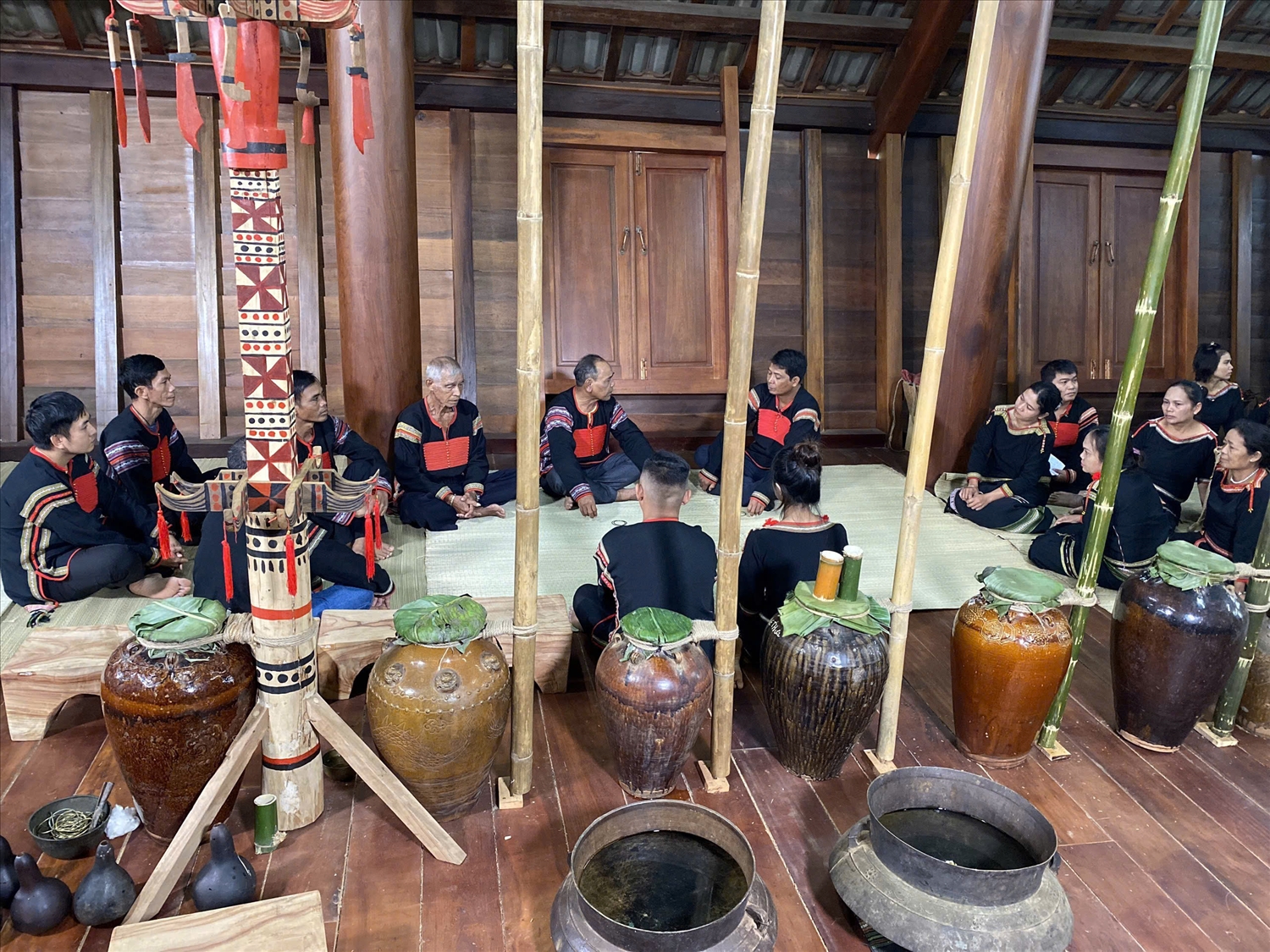 Việc cưới hỏi thường do phụ nữ Êđê chủ động, nhà gái chịu trách nhiệm về sính lễ, còn nhà trai có đặc quyền thách cưới.