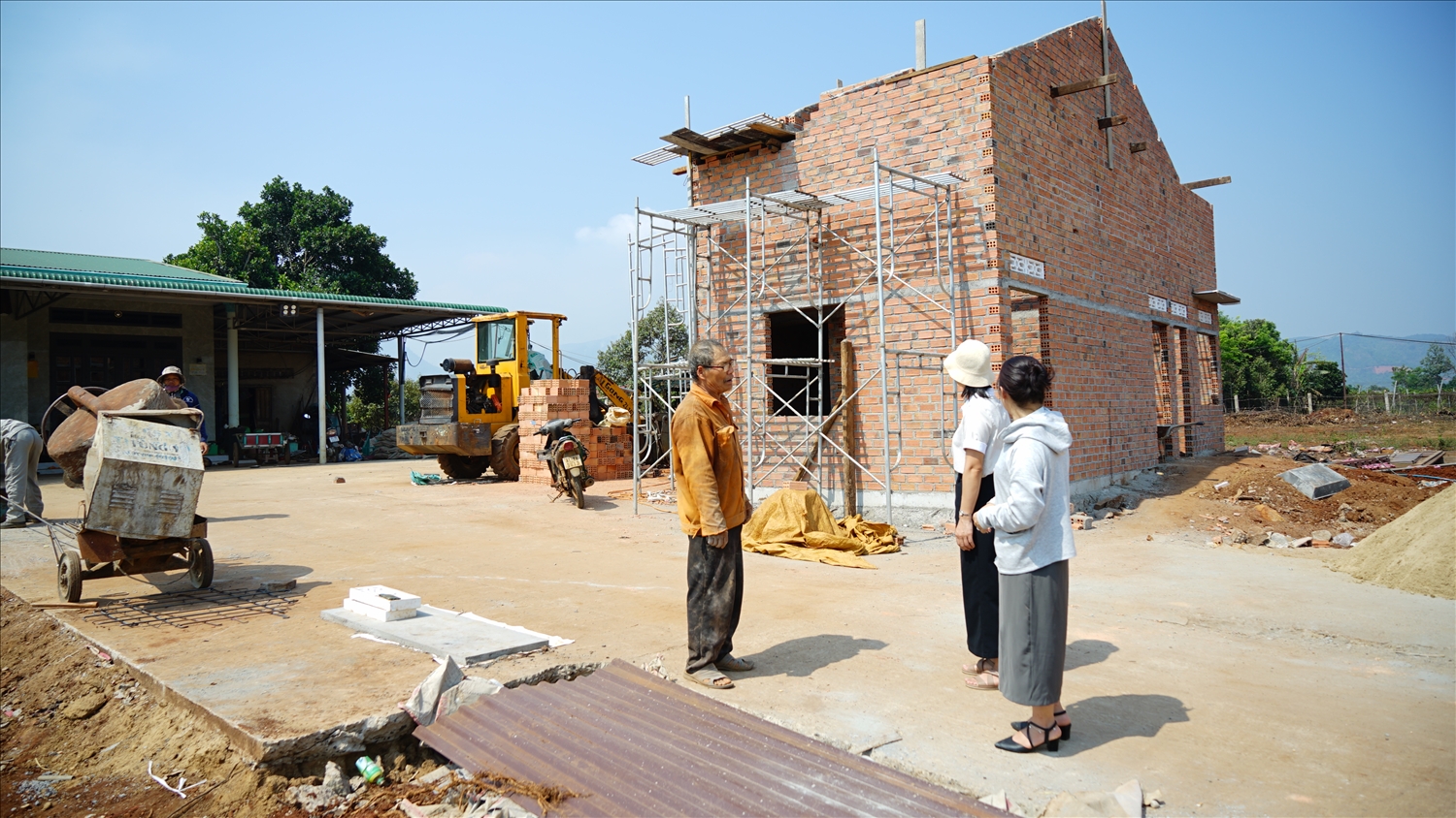 Trong tháng 4, nhiều hộ gia đình cùng khởi công xây dựng nhà mới với niềm tin về cuộc sống tốt đẹp