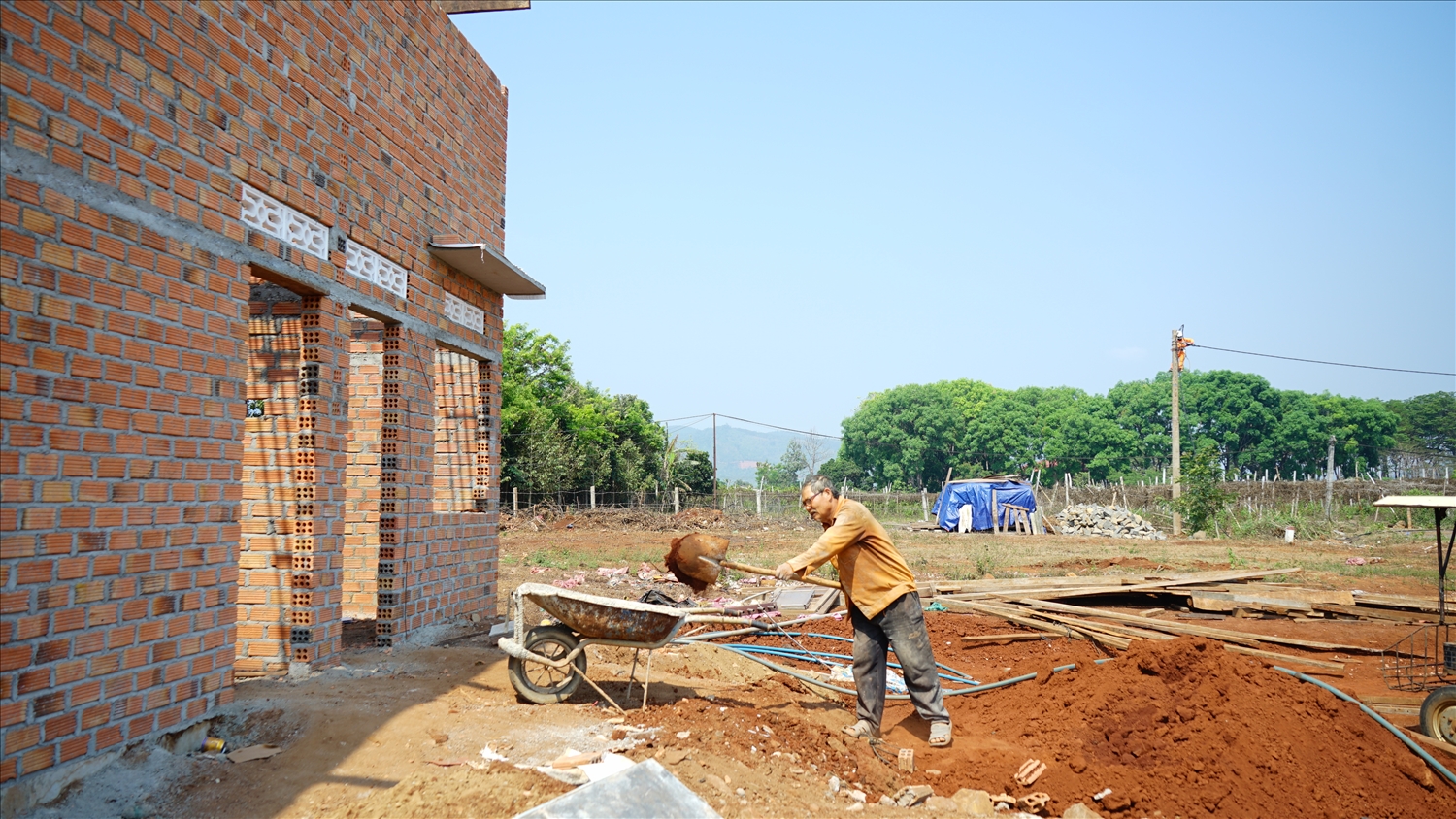 Ông Lê Văn Yên (xã Ia Ly) vui mừng xây nhà mới, ổn định cuộc sống tại khu tái định cư