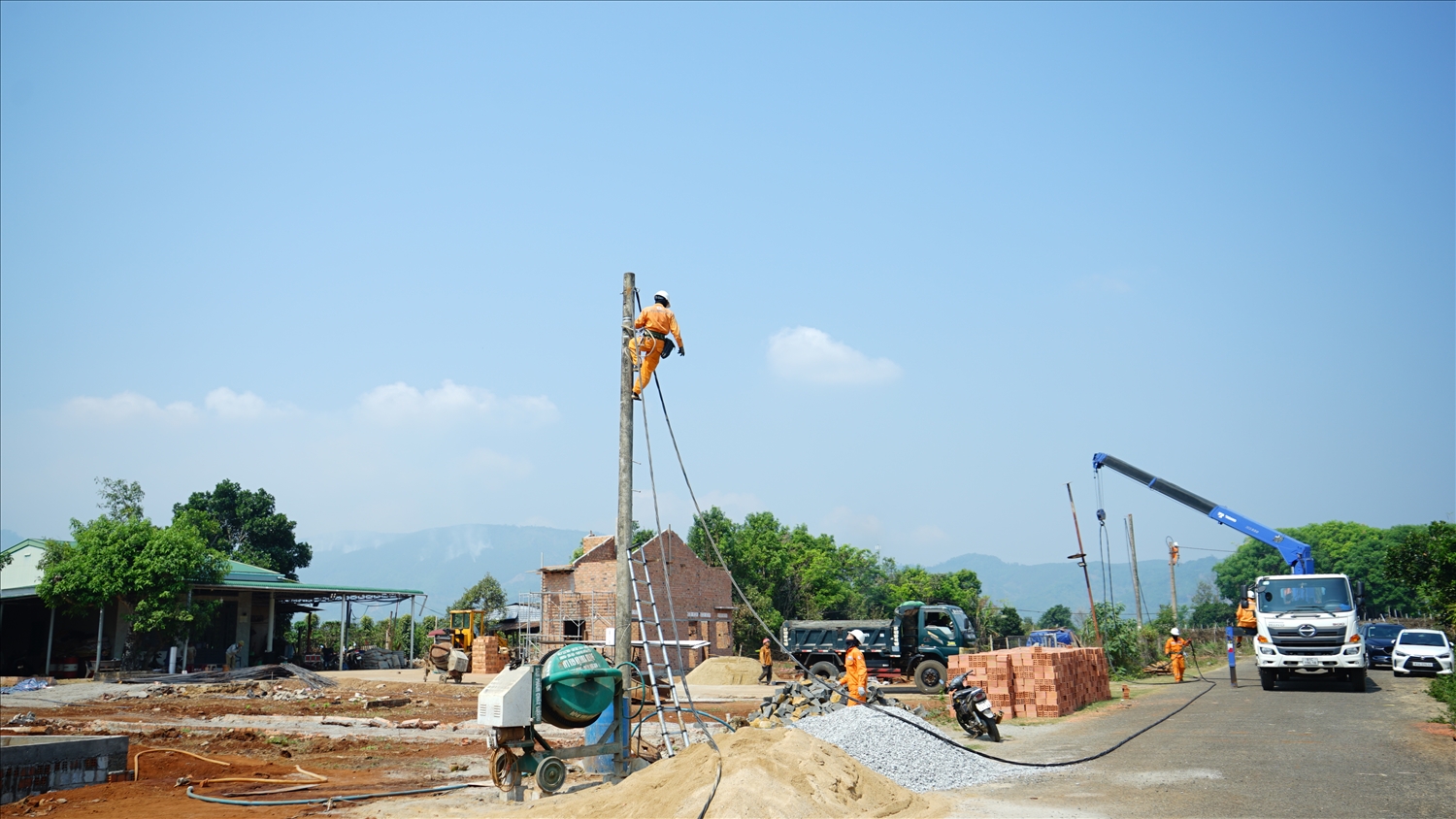 Khu tái định cư cho các hộ dân vùng sạt lở ở xã Ia Ly được đầu tư điện chiếu sáng, giao thông đi lại thuận tiện