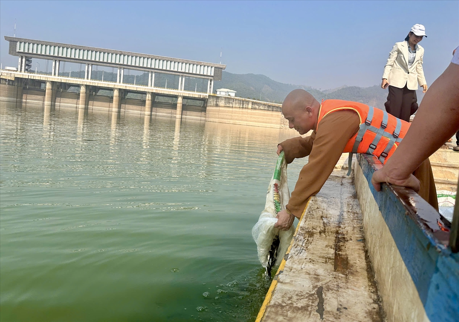 Hơn 70.000 con cá giống các loại như trắm, trôi, mè, thát lát... được thả xuống lòng hồ Ia Ly