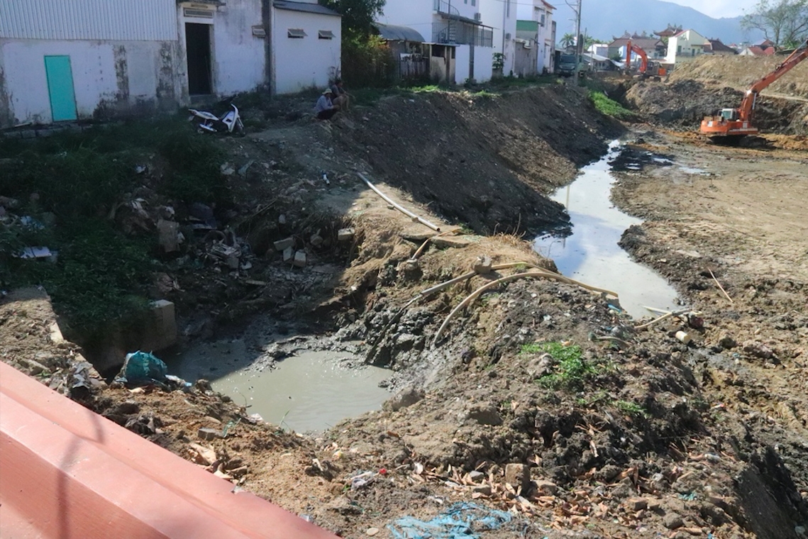 Nước thải bủa vây khu vực thi công tu bổ Thành cổ Diên Khánh. (Ảnh: X.H)