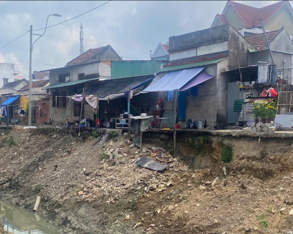 Người dân lấn chiếm khu vực hào thành Thành cổ Diên Khánh để xây dựng nhà ở. (Ảnh: X.H)