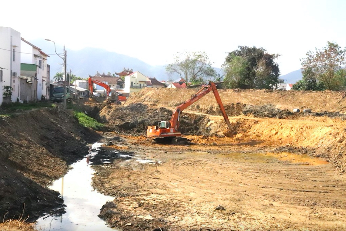 Nhà thầu đang tập trung đẩy nhanh tiến độ để hoàn thành công trình. (Ảnh: X.H)