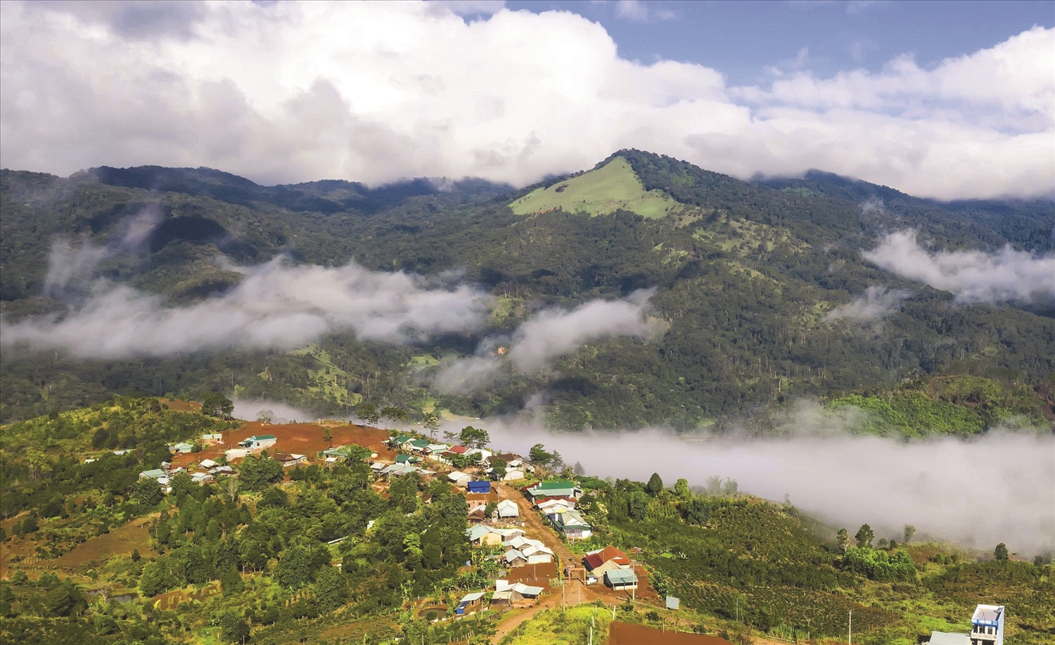 Làng Kon Tu Ma - nơi sinh sống lâu đời của hơn 50 hộ người Xơ Đăng vẫn giữ nếp sống bình dị, hài hòa với thiên nhiên