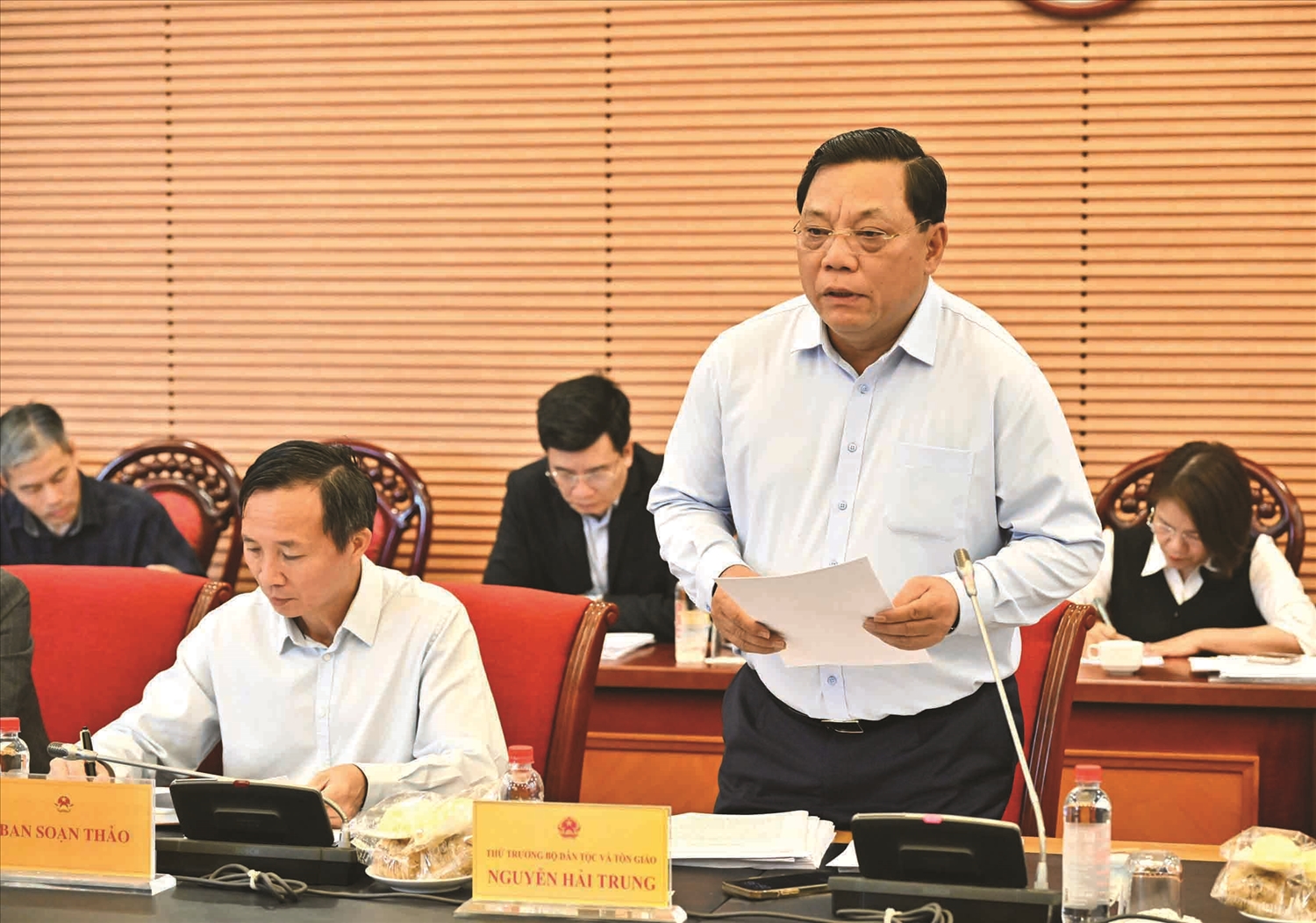 Thứ trưởng Bộ Dân tộc và Tôn giáo Nguyễn Hải Trung trình bày dự thảo Luật Tín ngưỡng, tôn giáo (sửa đổi) tại phiên thẩm tra sơ bộ ngày 16/3/2026