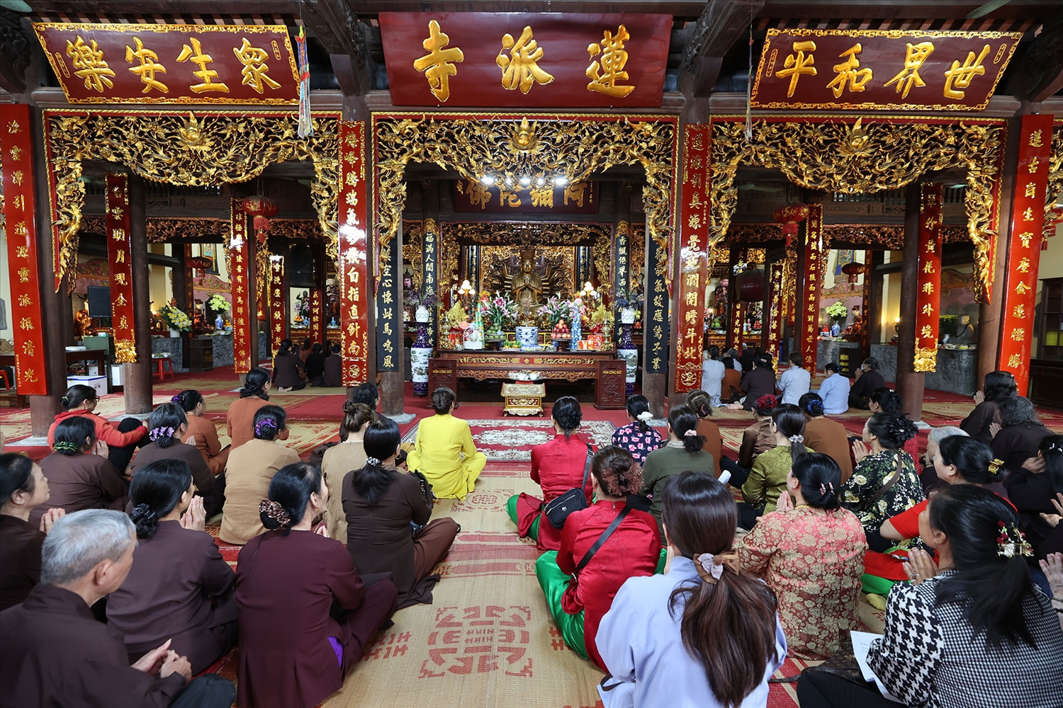 Các phật tử hành lễ tại chùa. Ảnh Lê Anh Dũng