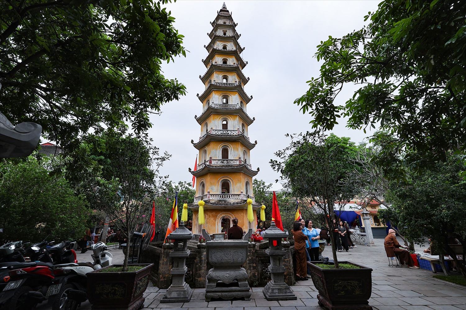 Ngôi chùa có tháp cổ cửu phẩm Liên Hoa với kiến trúc xây cao 10 tầng. Ảnh Lê Anh Dũng