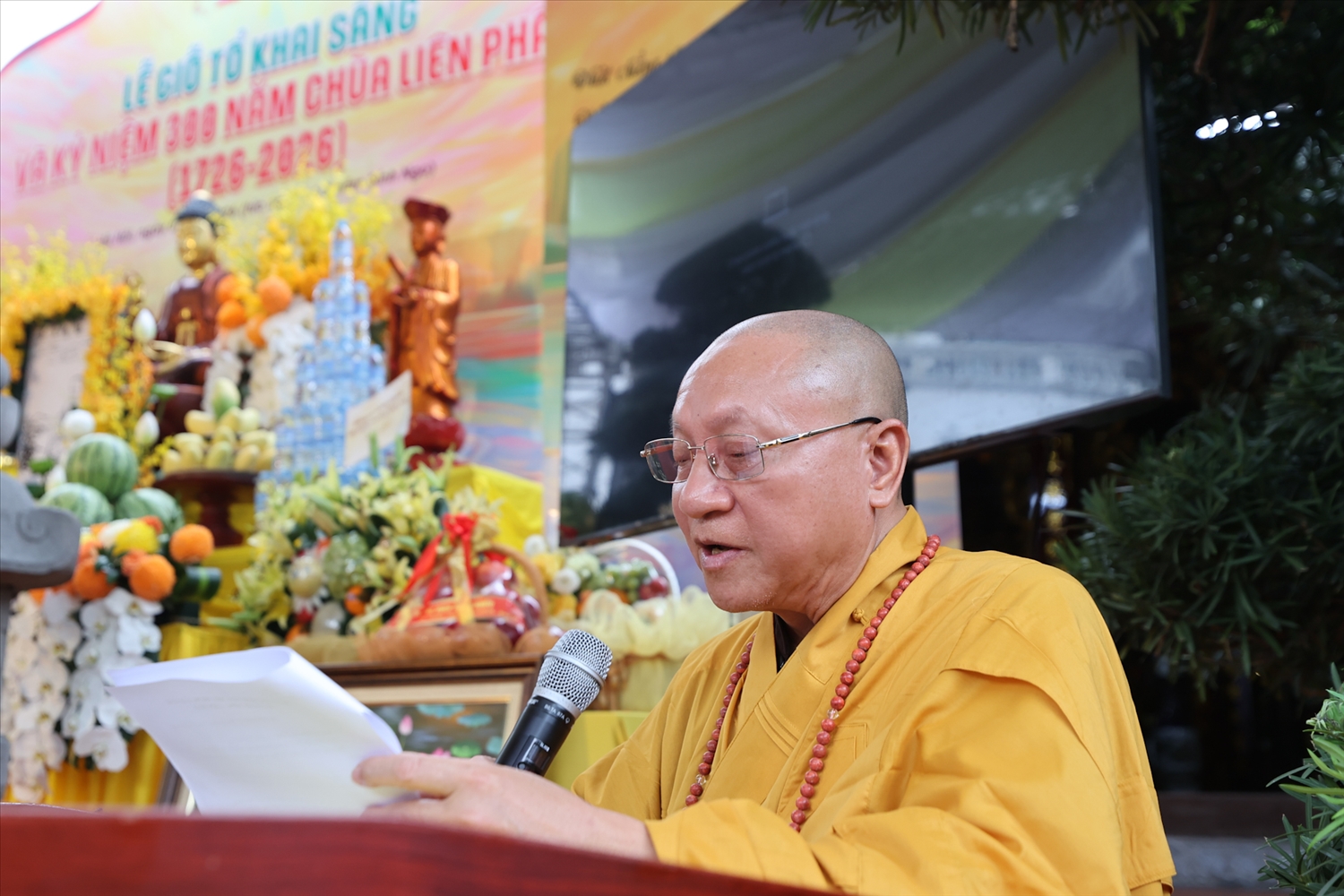 Hoà thượng Thích Gia Quang, Phó Chủ tịch Hội đồng Trị sự Giáo hội Phật giáo Việt Nam, trụ trì chùa Liên Phái đọc lời tưởng niệm, tri ân Thiền sư Như Trừng Lân Giác. Ảnh Lê Anh Dũng