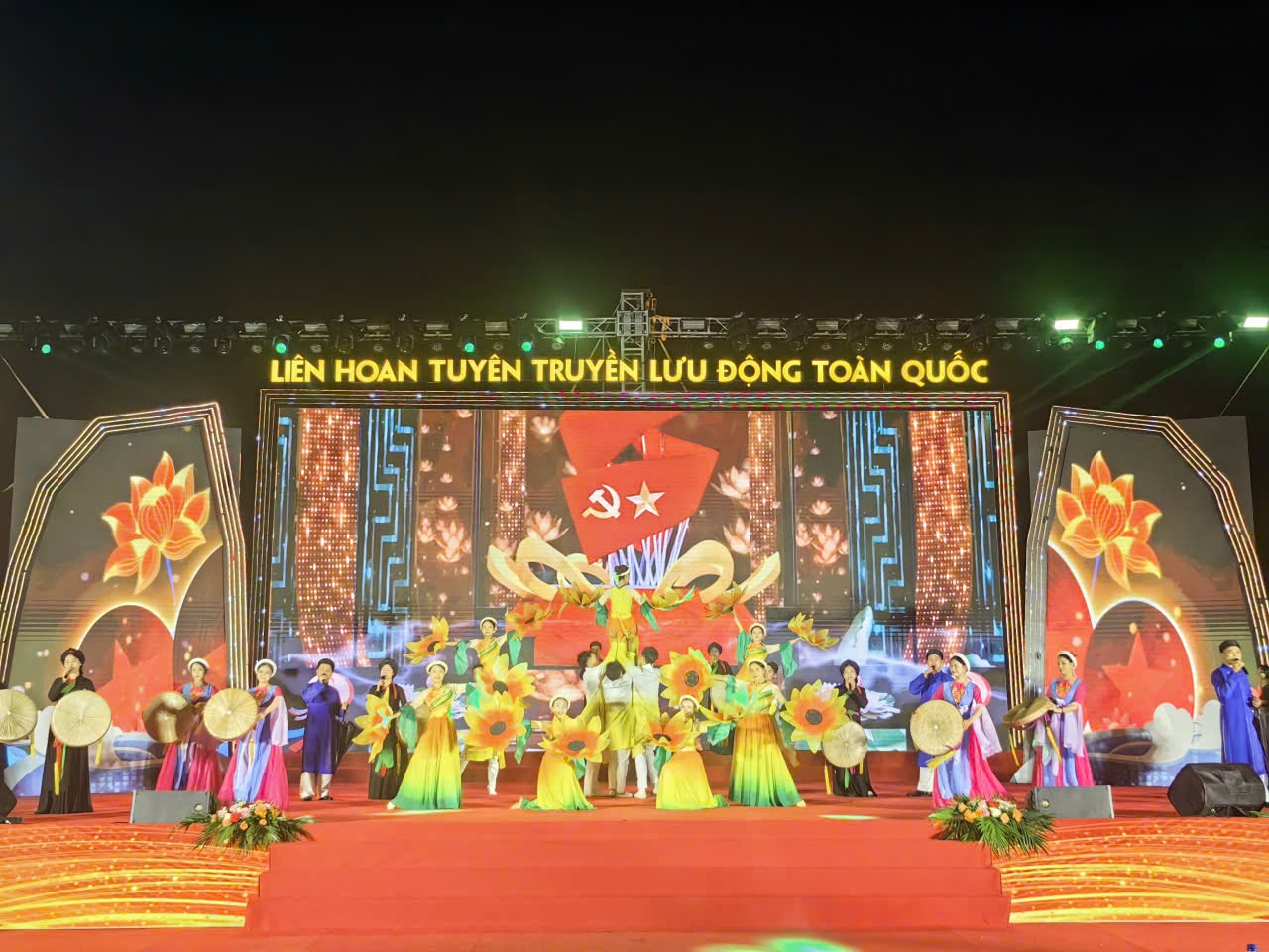 Liên hoan cũng là dịp để các nghệ sĩ, tuyên truyền viên từ ba miền giao lưu, học hỏi, tăng cường gắn kết 