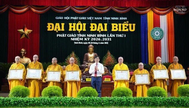 UBND tỉnh Ninh Bình tặng Bằng khen đến các cá nhân Ban Trị sự.(Ảnh: Diệu Tường)