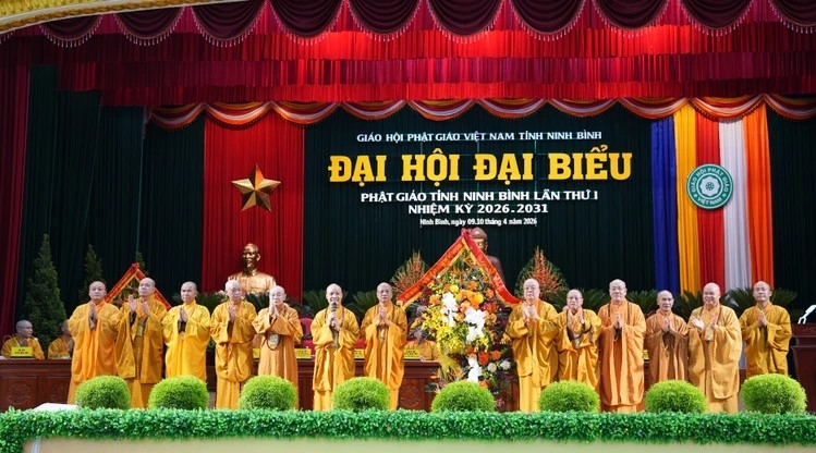 Lãnh đạo Trung ương GHPGVN tặng hoa chúc mừng Tân Ban Trị sự GHPGVN tỉnh Ninh Bình, nhiệm kỳ 2026-2031.(Ảnh: Diệu Tường)