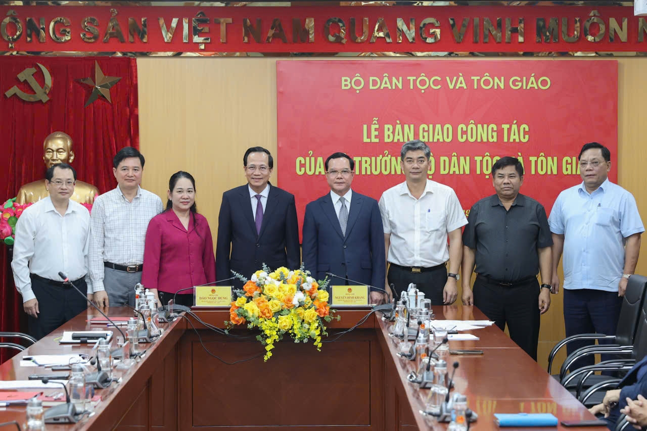Bí thư Đảng ủy, Bộ trưởng Bộ Dân tộc và Tôn giáo nhiệm kỳ 2021 - 2026 Đào Ngọc Dung; Bí thư Đảng ủy, Bộ trưởng Bộ Dân tộc và Tôn giáo nhiệm kỳ 2026 - 2031 Nguyễn Đình Khang chụp ảnh lưu niệm cùng các đồng chí trong Ban Thường vụ Đảng ủy Bộ. Ảnh: Lê Anh Dũng