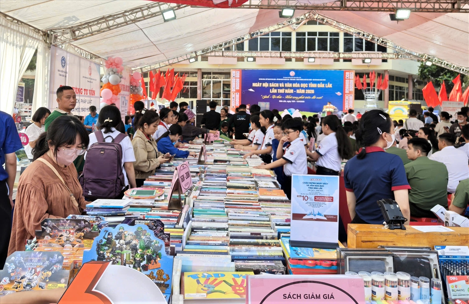 Đông đảo người dân, học sinh đến hội sách