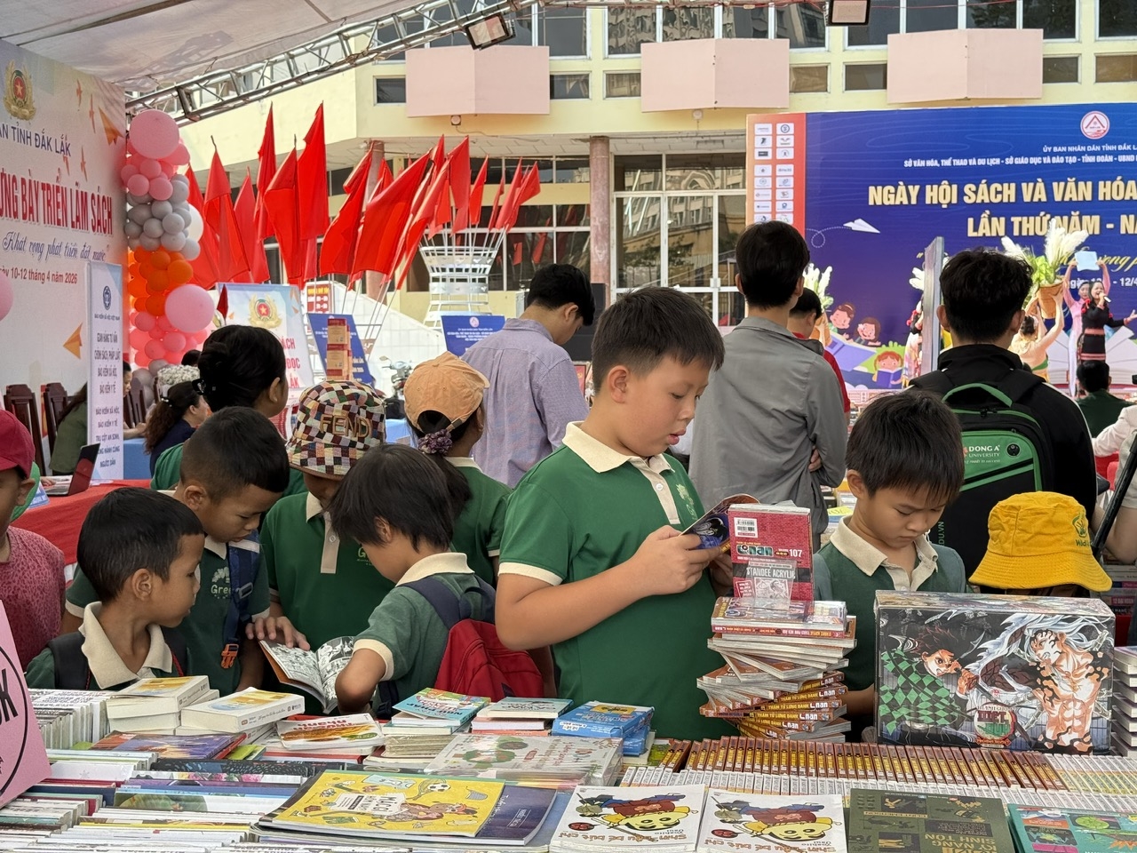 Nhiều em nhỏ hào hứng đọc sách thiếu nhi