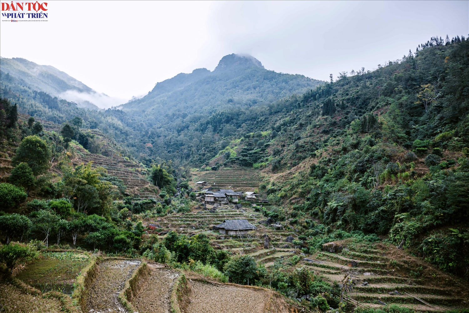 Những nếp nhà của người Cờ Lao đỏ tại xã Tân Tiến, tỉnh Tuyên Quang