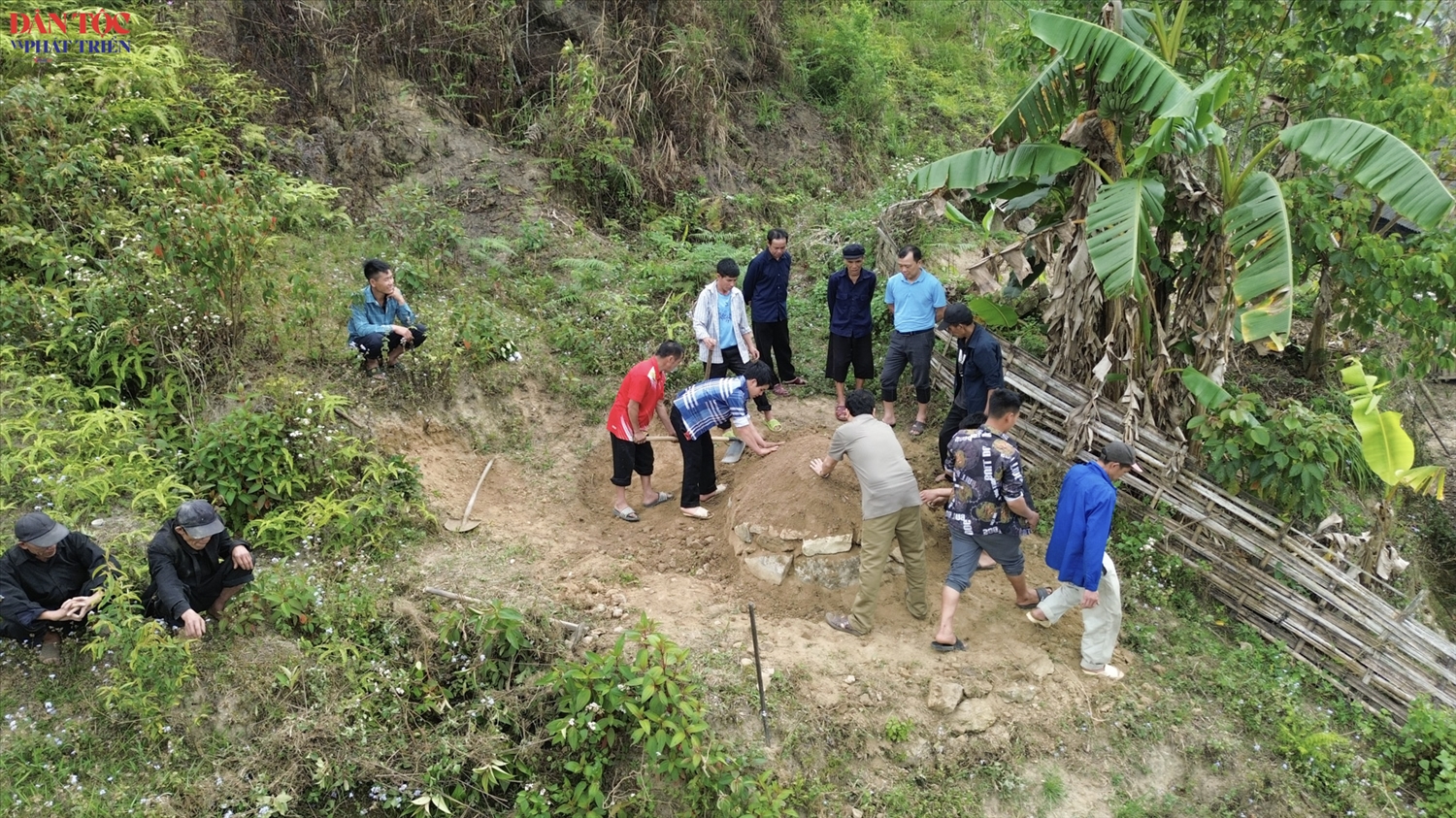 Trong Lễ Thanh minh, người Cờ Lao đỏ chăm nom phần mộ người thân như một nghi thức nối dài truyền thống