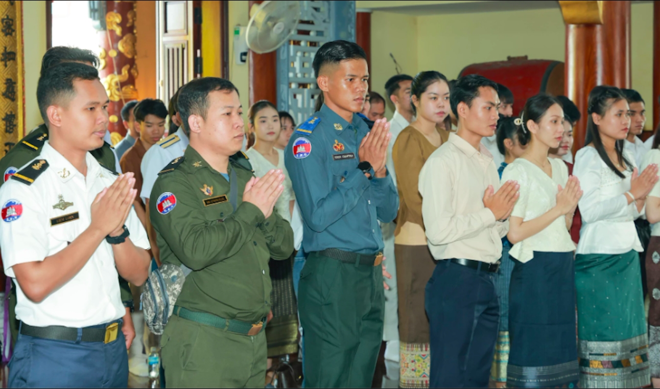 Sinh viên, học viên Lào và Campuchia thành kính nguyện cầu những điều tốt đẹp. (Ảnh: N.T)