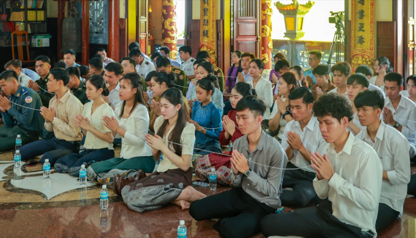 Sinh viên, học viên Lào và Campuchia tham gia nghi thức đọc kinh cầu an. (Ảnh: N.T)