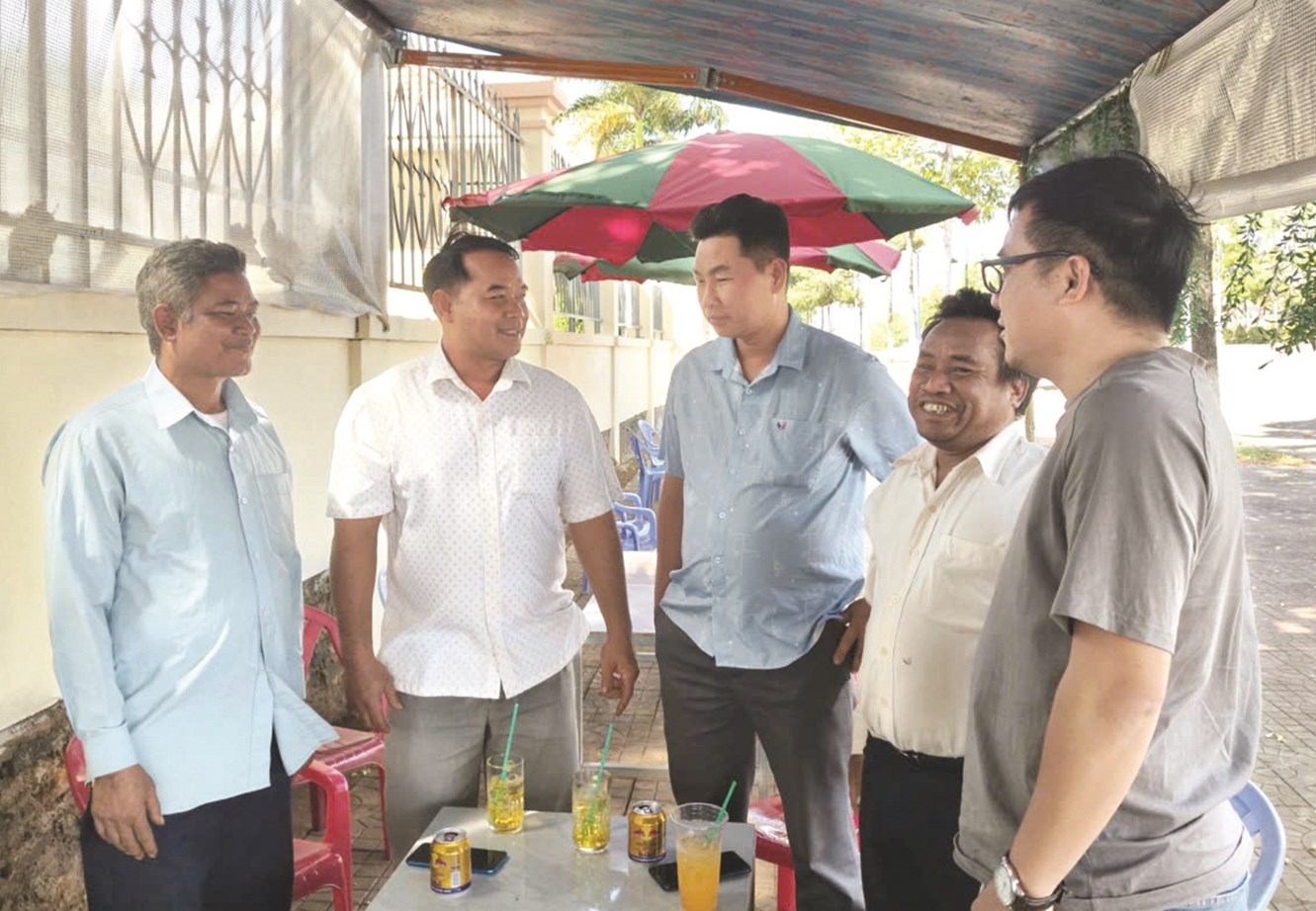 Ông Điểu Dũng (bên trái) thường xuyên tuyên truyền người dân nâng cao ý thức chấp hành chủ trương, đường lối của Đảng, chính sách, pháp luật của Nhà nước