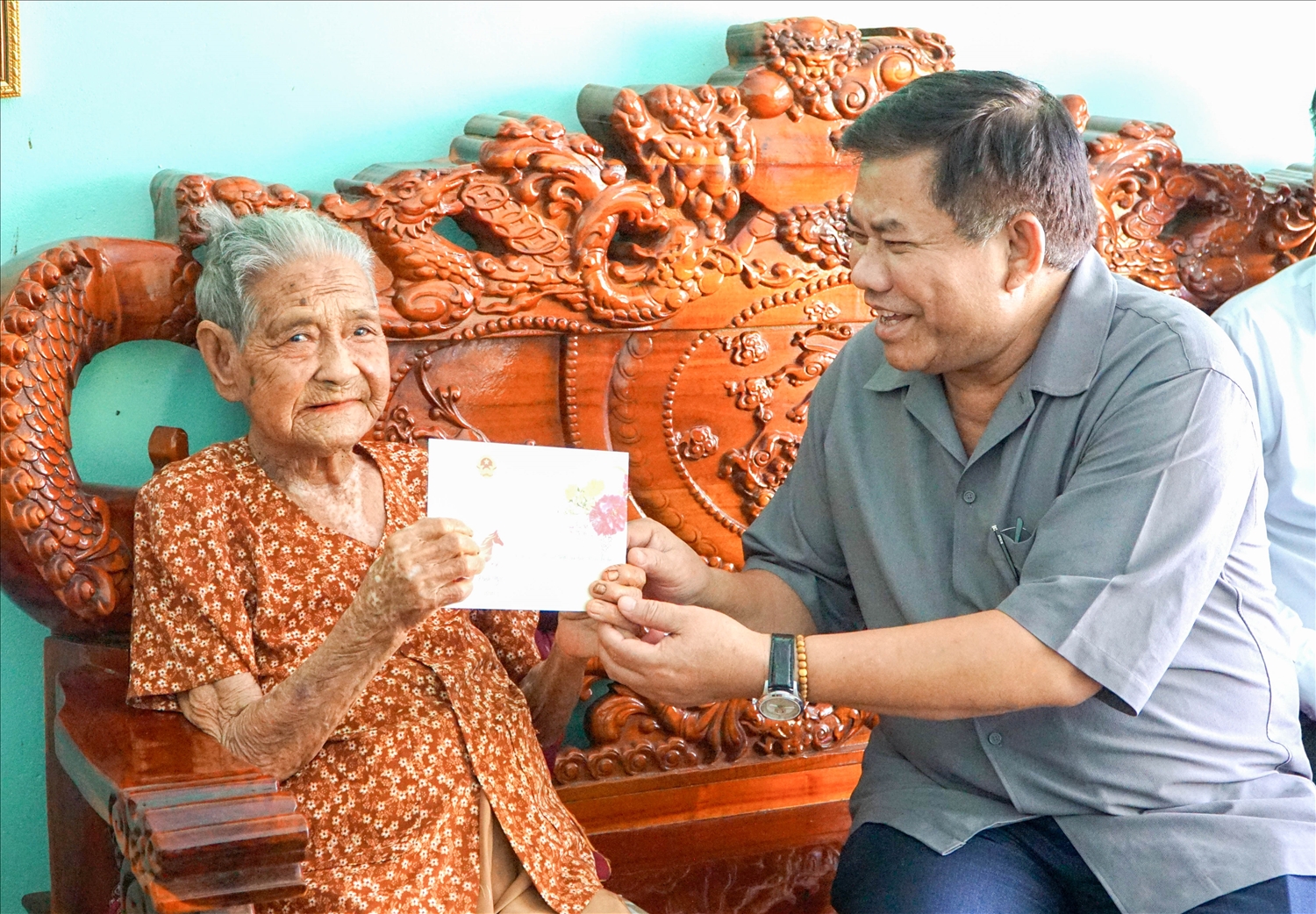 Thứ trưởng Bộ Dân tộc và Tôn giáo Y Thông thăm Mẹ Việt Nam anh hùng Nguyễn Thị Chữ