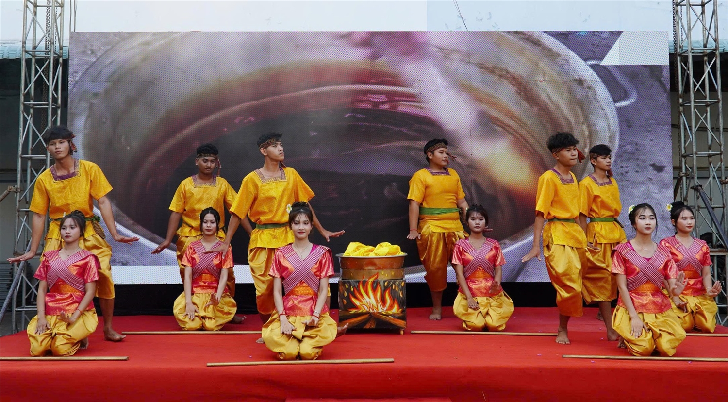 Biểu diễn văn nghệ, giao lưu văn hóa tại chương trình họp mặt.