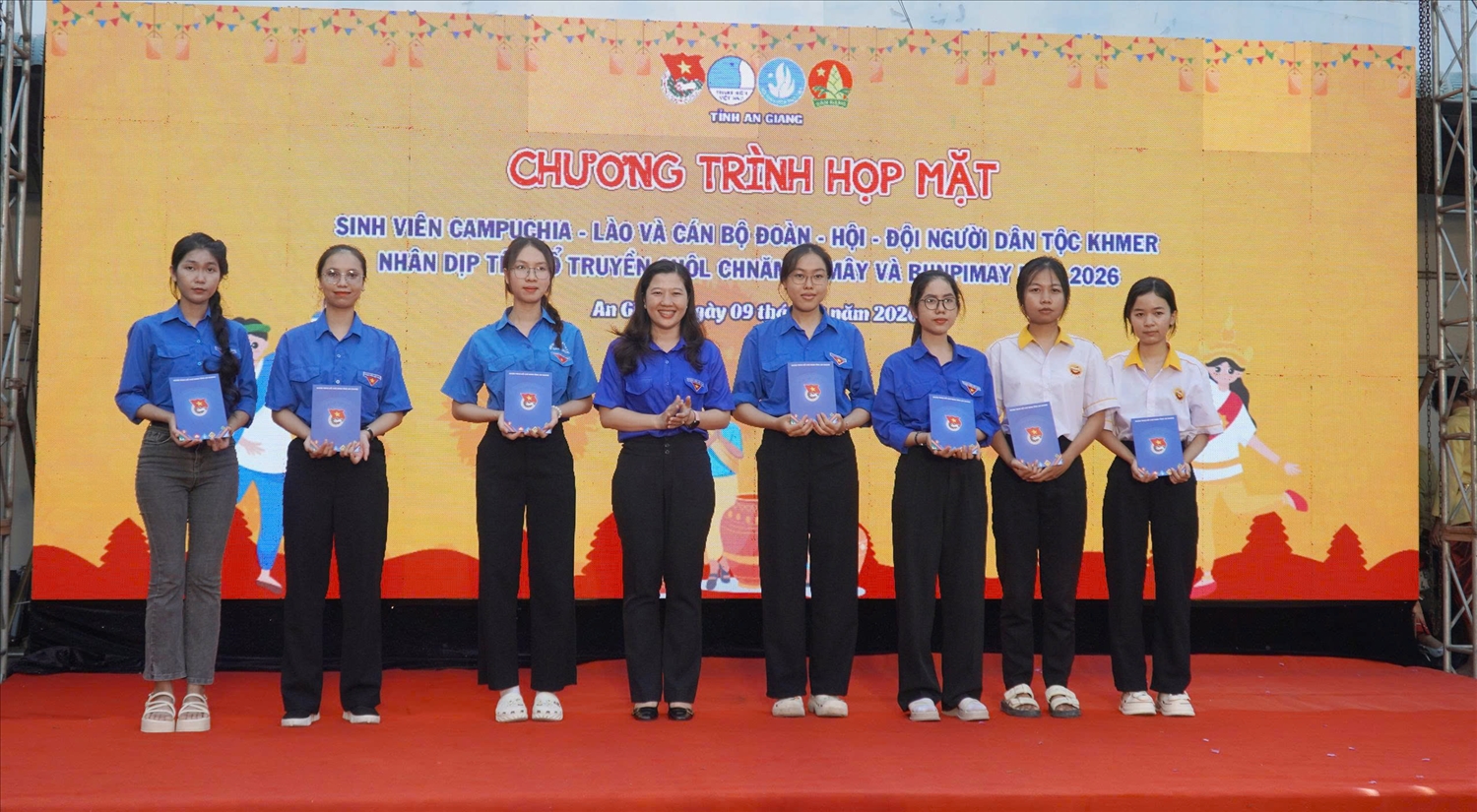 Phó Bí thư Tỉnh đoàn An Giang Hồ Thị Hồng Phướng tặng quà cho sinh viên đồng bào Khmer có thành tích học tập xuất sắc.