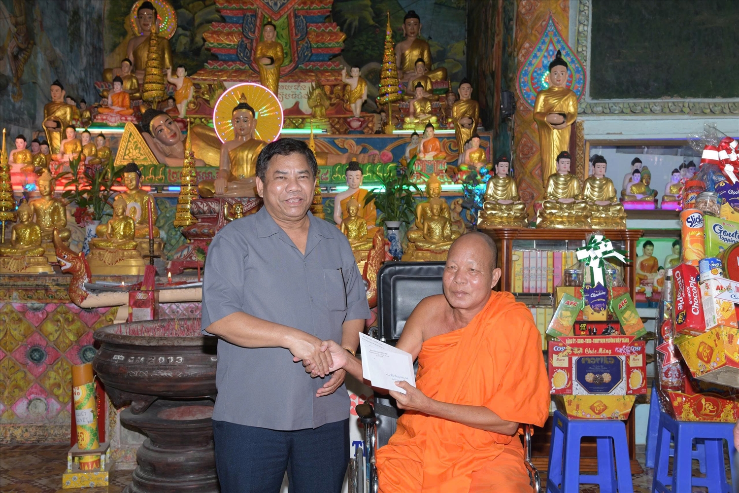 Thứ trưởng Bộ Dân tộc và Tôn giáo Y Thông trao quà chúc Tết tới Hòa thượng Dương Quân