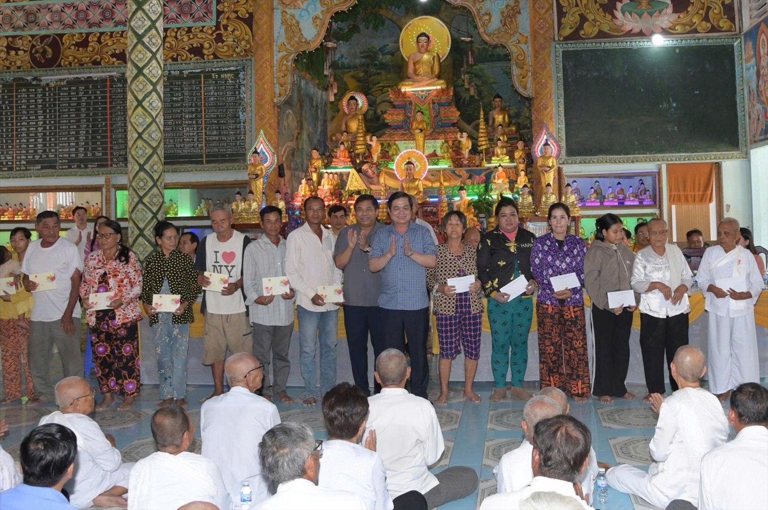 Thứ trưởng Bộ Dân tộc và Tôn giáo Y Thông và Phó Chủ tịch UBND tỉnh Cà Mau Huỳnh Chí Nguyện trao quà tới các hộ gia đình chính sách dân tộc Khmer của phường Hiệp Thành