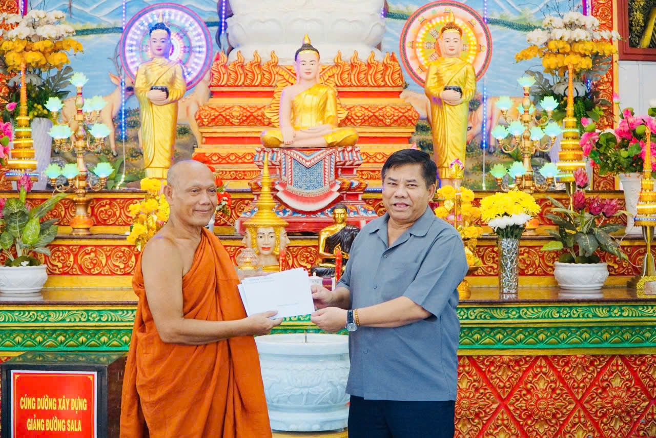 Thứ trưởng Bộ Dân tộc và Tôn giáo Y Thông trao quà chúc Tết tới Hội ĐKSS yêu nước tỉnh Cà Mau và Hòa thượng Thạch Hà, Phó Chủ tịch Hội, trụ trì chùa Monivongsa 