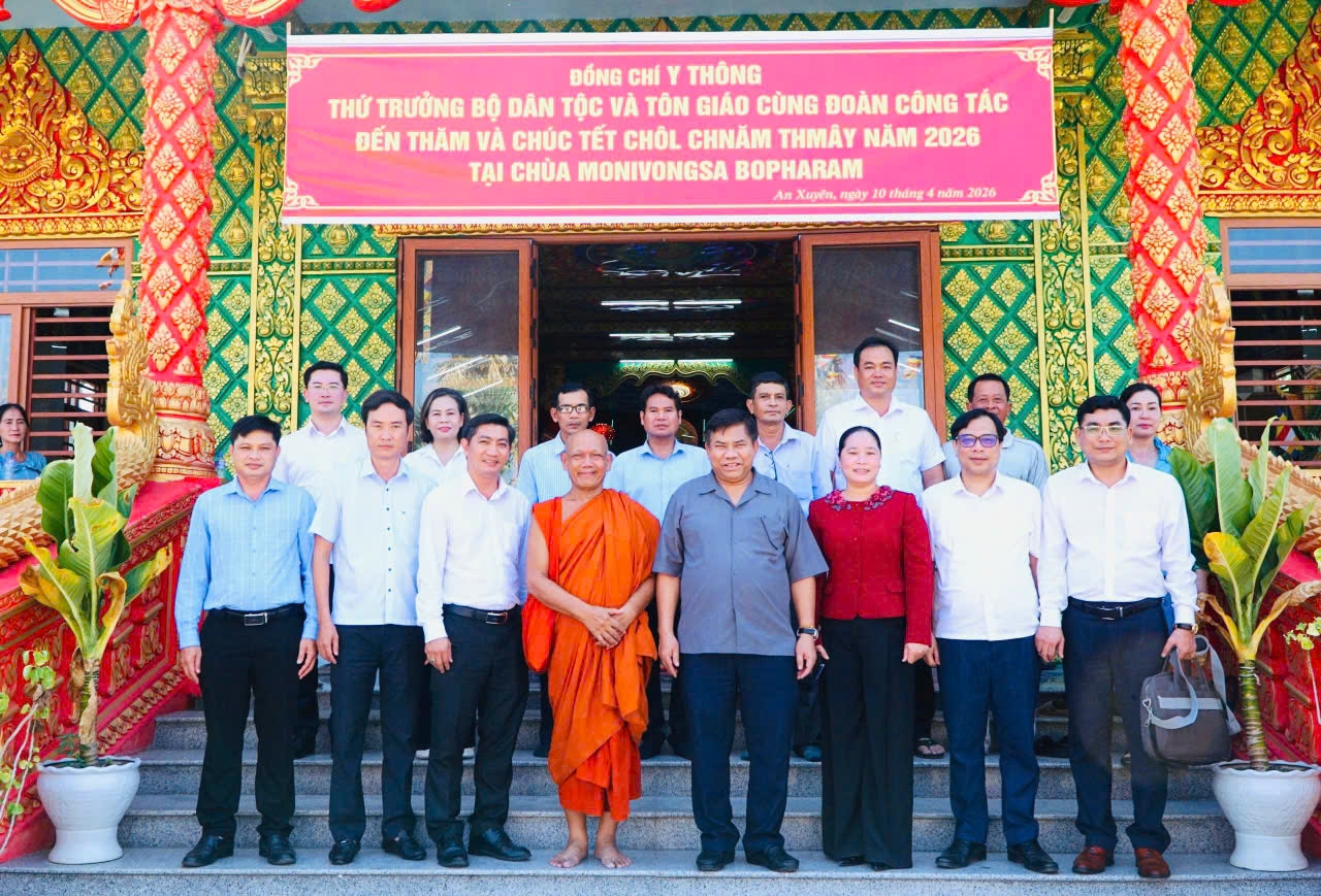 Đoàn công tác của Bộ Dân tộc và Tôn giáo, cùng lãnh đạo sở, ban, ngành tỉnh Cà Mau chụp ảnh lưu niệm tại chùa Monivongsa 