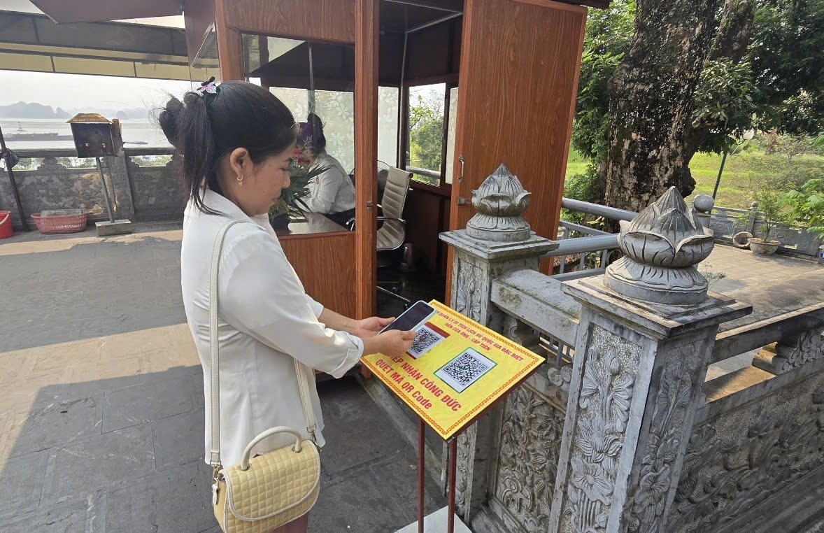 Phật tử, Nhân dân có thể quét mã QR để gửi tiền công đức. Ảnh: Mỹ Dung