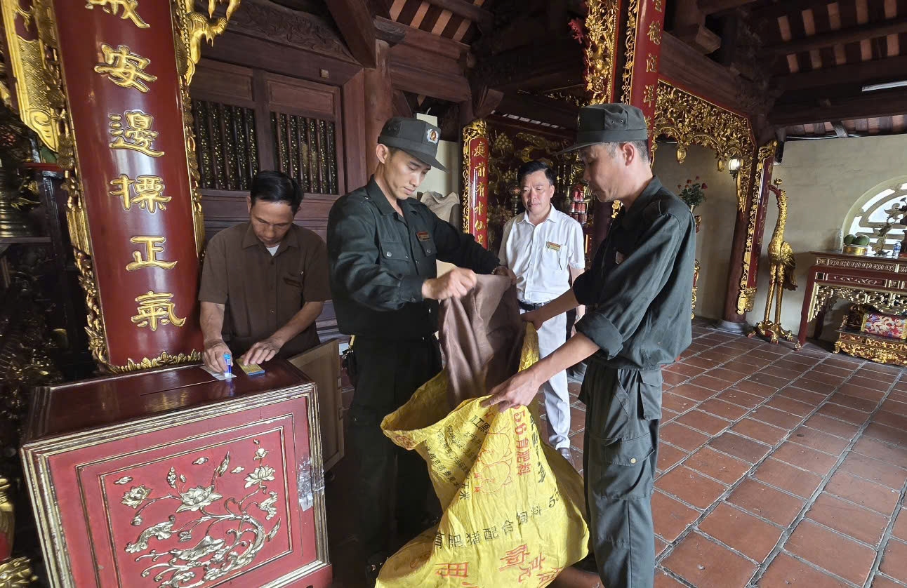 Các hòm công đức được mở theo quy trình chặt chẽ, dưới sự giám sát của nhiều bộ phận và hệ thống camera. Ảnh: Mỹ Dung