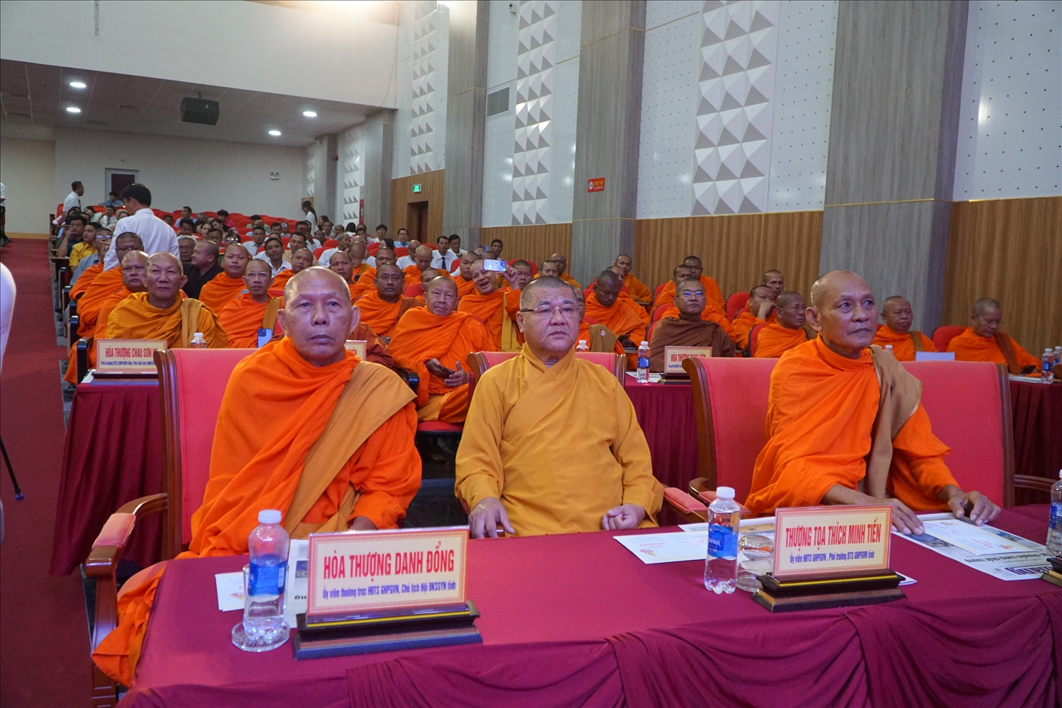 Các vị hòa thượng, thượng tọa, đại đức chư Tăng là lãnh đạo Ban Trị sự GHPG Việt Nam tỉnh, lãnh đạo Hội Đoàn kết Sư sãi Yêu nước tỉnh, trụ trì các chùa Phật giáo hệ phái Nam tông Khmer trong tỉnh An Giang tham gia dự họp mặt