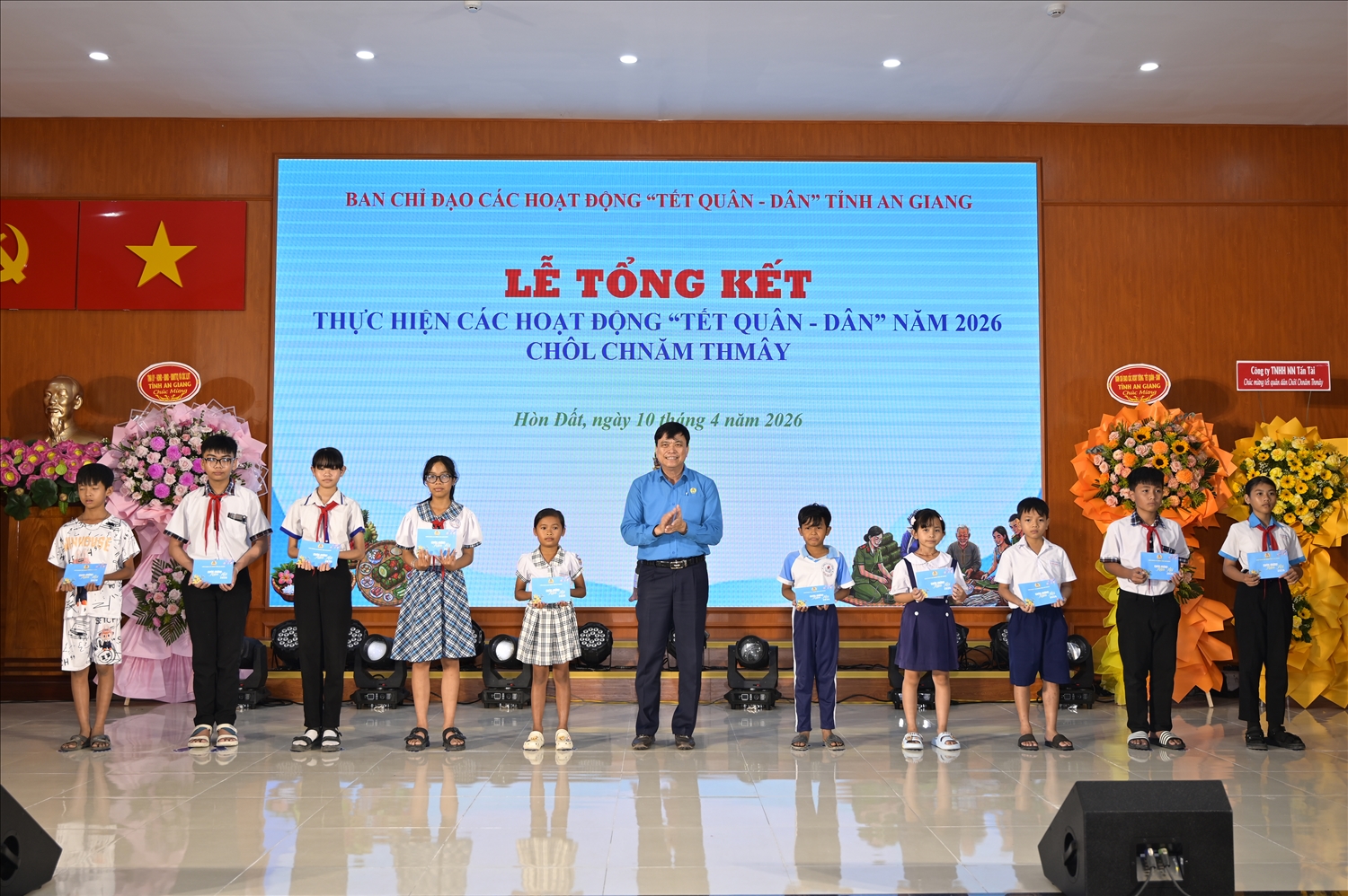  Ông Đỗ Trần Thịnh, Chủ tịch Liên đoàn Lao động tỉnh An Giang trao quà cho học sinh vượt khó học giỏi