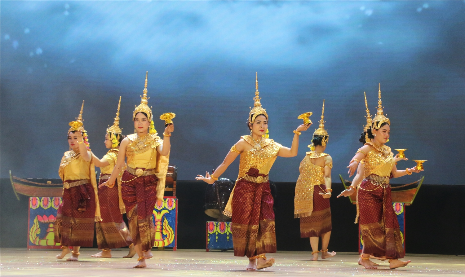 Một tiết mục văn nghệ được phối hợp nhiều giai điệu của đồng bào Khmer được biểu diễn tại buổi họp mặt 