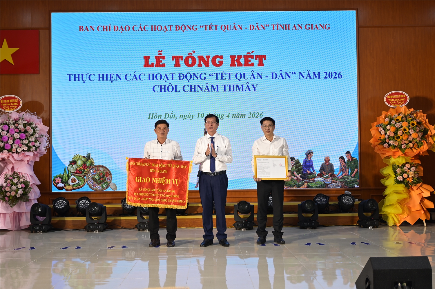 Ông Lê Văn Phước, Phó Chủ tịch UBND tỉnh An Giang trao Quyết định và cờ giao nhiệm vụ cho xã Gò Quao tổ chức các hoạt động “Tết Quân - Dân” mừng Chôl Chnăm Thmây 2027