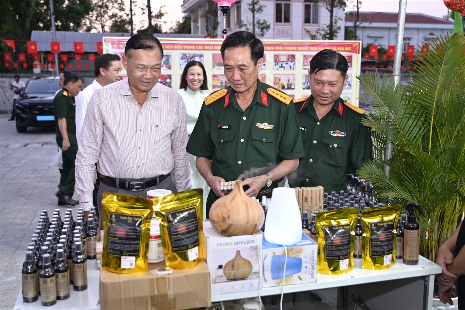 Các đại biểu tham quan gian hang trưng bày sản phẩm OCOP của địa phương 
