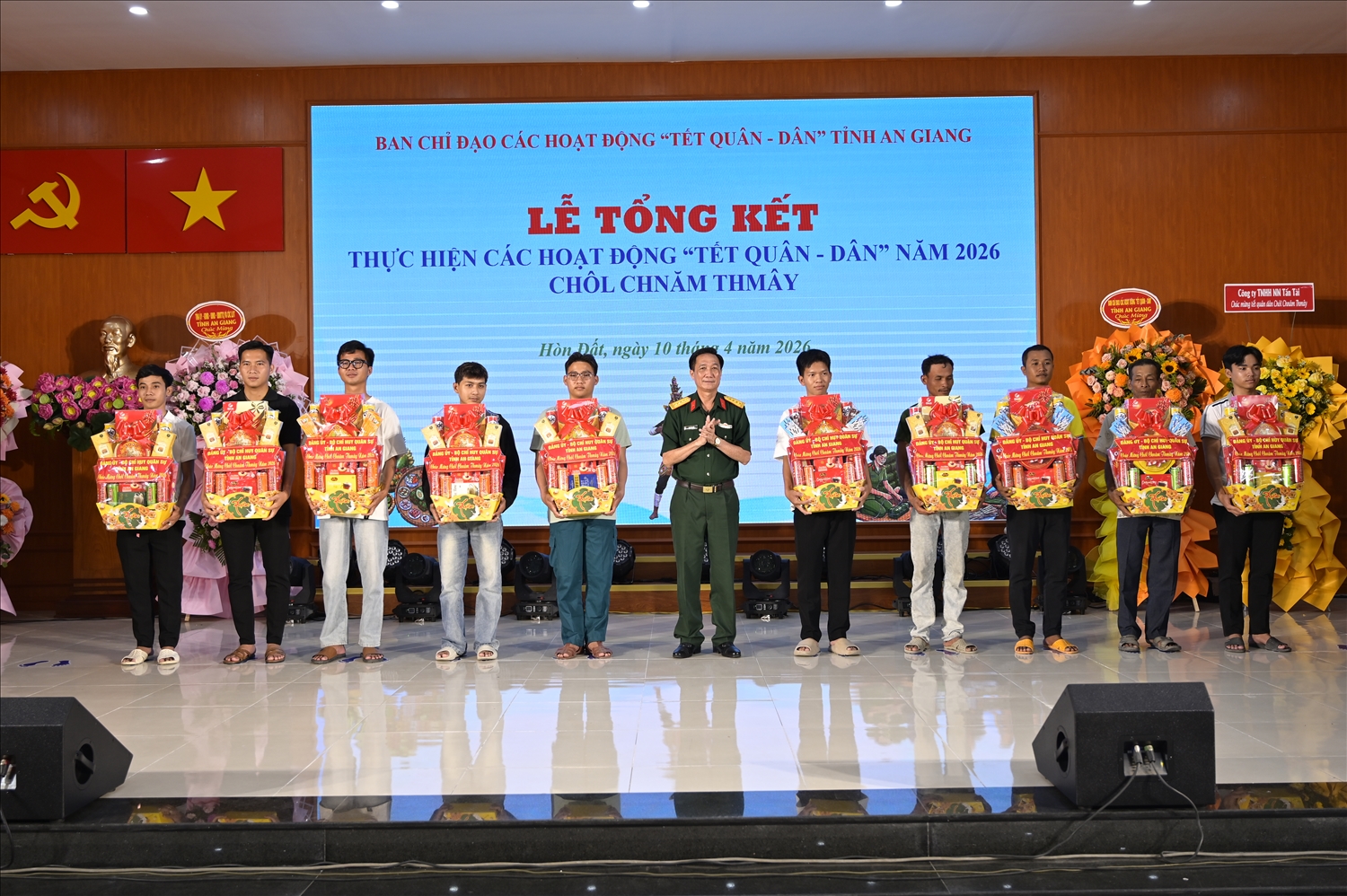 Đại tá Cao Minh Tâm – Phó Chính ủy Bộ Chỉ huy Quân sự tỉnh trao quà cho dân quân tự vệ địa bàn xã Hòn Đất ( An Giang)