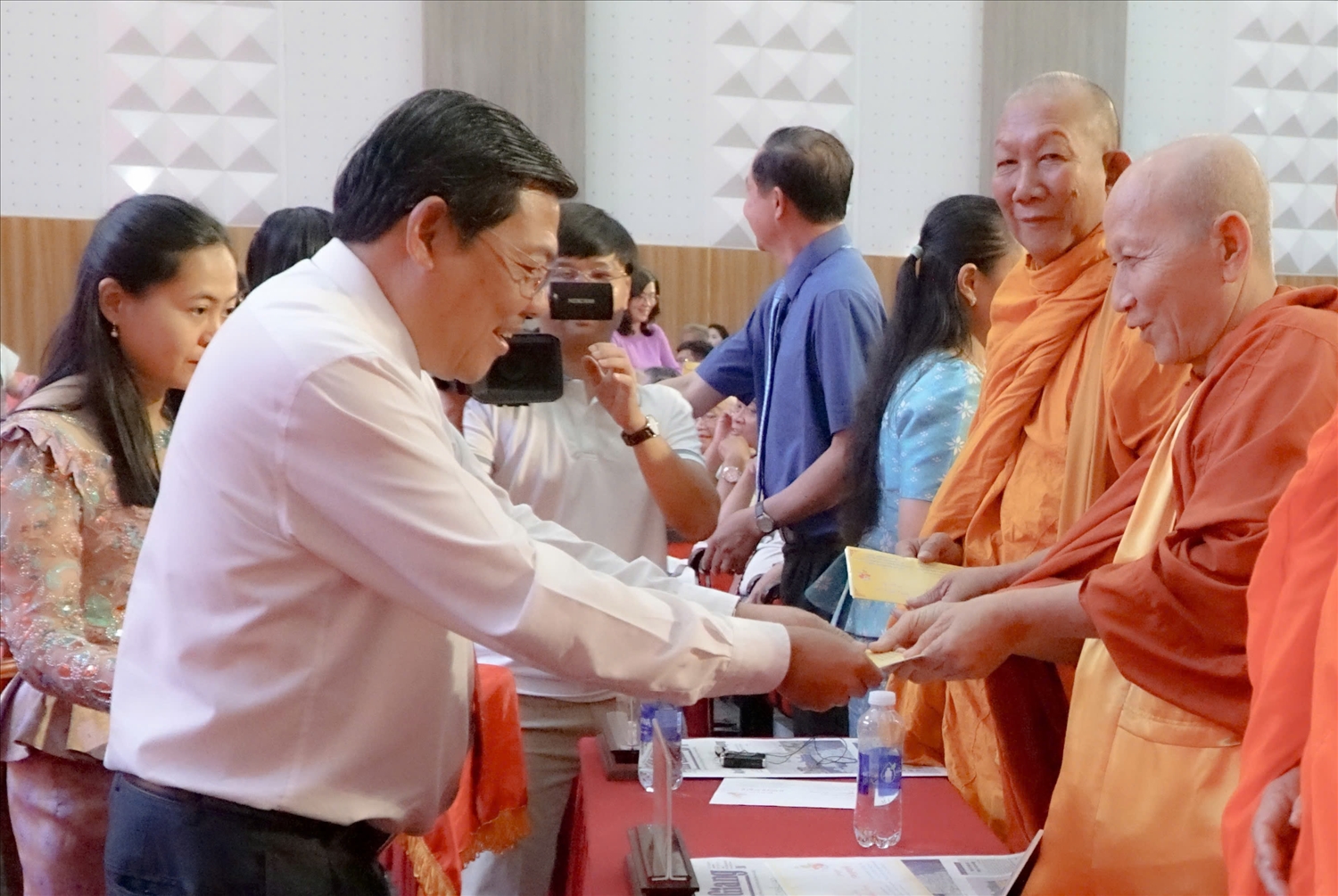 Ông Ngô Công Thức, Phó Chủ tịch UBND tỉnh An Giang trao quà mừng năm mới đến các vị chức sắc 