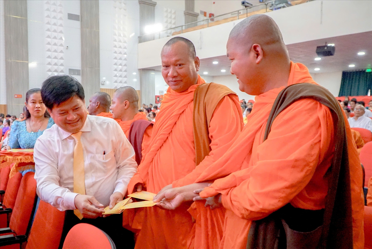 Ông Tống Phước Trường, Trưởng ban Tuyên giáo và Dân vận Tỉnh ủy đến trao tận tay các vị chức sắc món quà mừng Tết cổ truyền của đồng bào Khmer