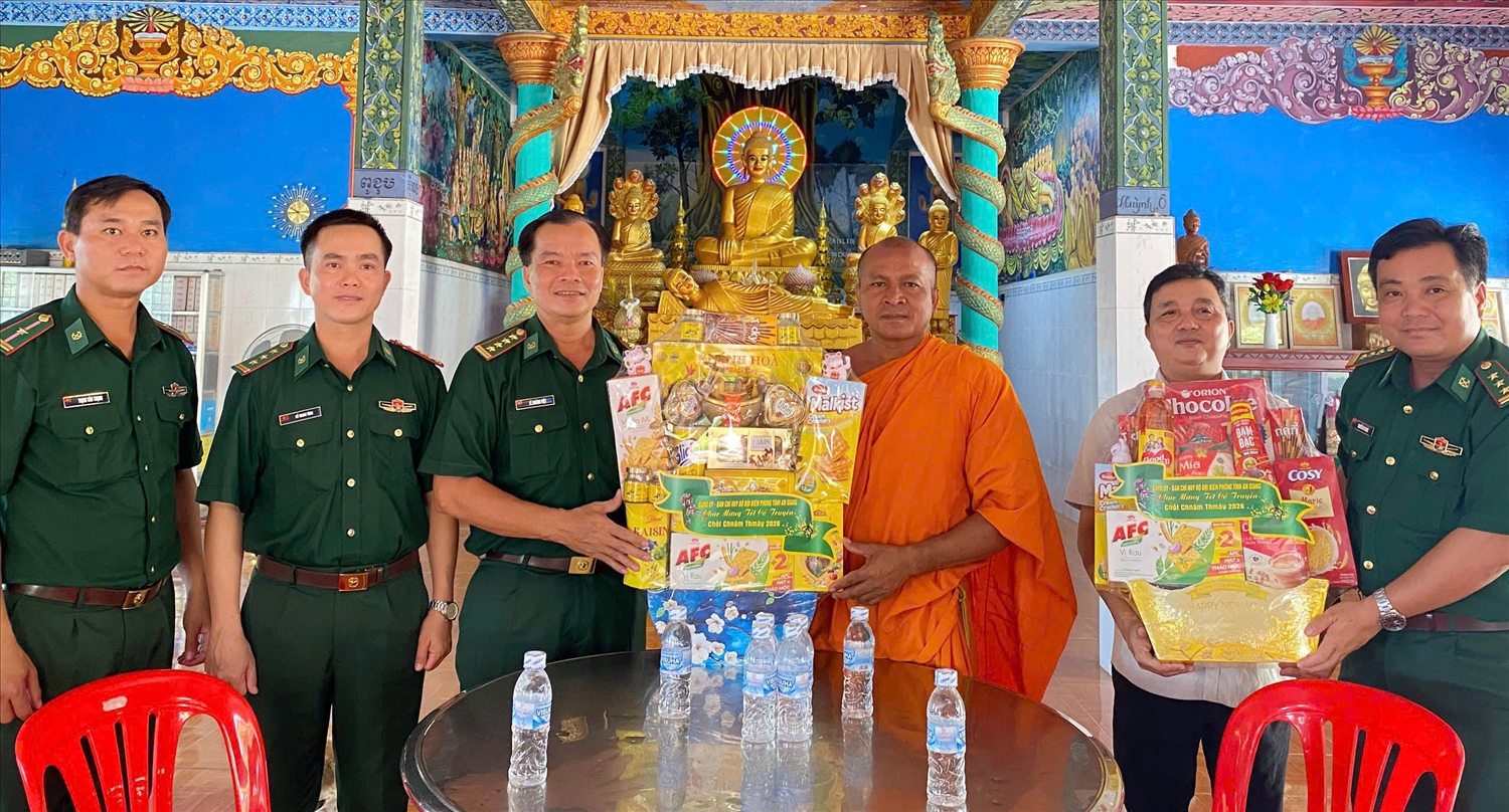 Đại tá Lê Hoàng Việt, Phó Chính ủy Ban Chỉ huy Bộ đội Biên phòng tỉnh chúc Tết, tặng quà chùa Mũi Nai - Phường Hà Tiên. Ảnh Tuấn Kiệt 