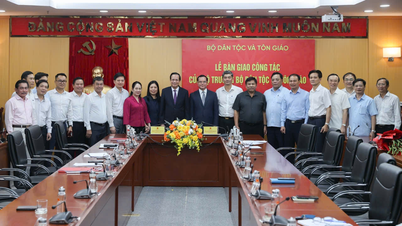 Bí thư Đảng ủy, Bộ trưởng Bộ Dân tộc và Tôn giáo nhiệm kỳ 2021 - 2026 Đào Ngọc Dung; Bí thư Đảng ủy, Bộ trưởng Bộ Dân tộc và Tôn giáo nhiệm kỳ 2026 - 2031 Nguyễn Đình Khang chụp ảnh lưu niệm cùng các đồng chí trong Ban Thường vụ, Ban Chấp hành Đảng bộ, thủ trưởng các vụ, đơn vị Bộ Dân tộc và Tôn giáo. Ảnh: Lê Anh Dũng 