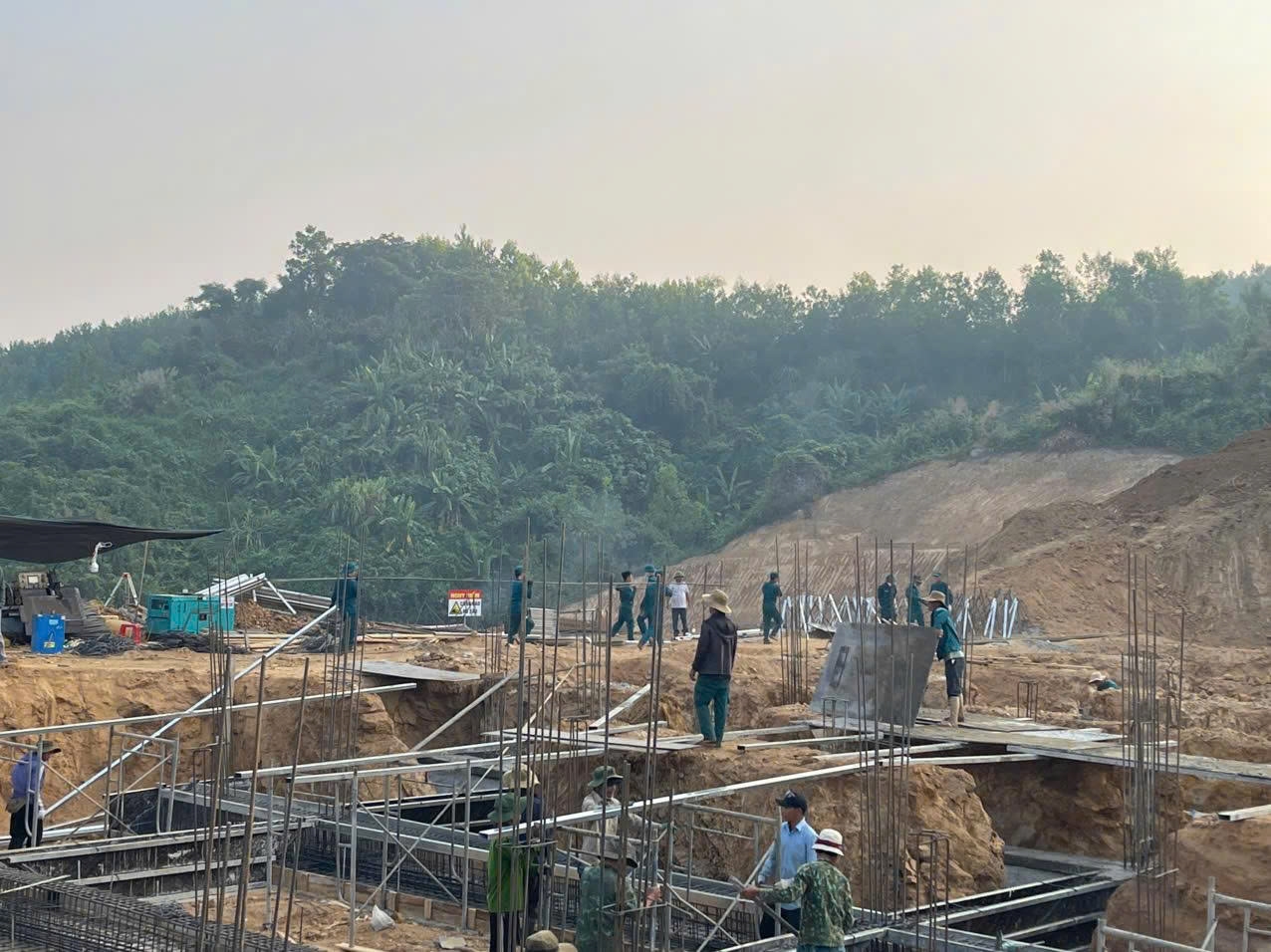 Gần 250 cán bộ, chiến sĩ Bộ Chỉ huy Quân sự Đà Nẵng ra quân hỗ trợ xây trường nội trú liên cấp ở các xã biên giới. (Ảnh TG)