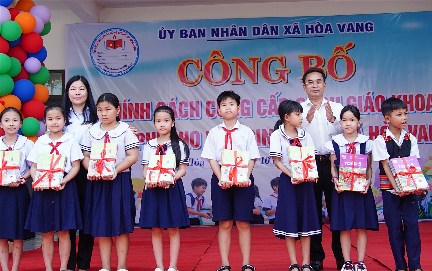 Học sinh tại xã Hoà Vang, TP Đà NẴng vui mừng được nhận sách giáo khoa miễn phí. (Ảnh MQ)