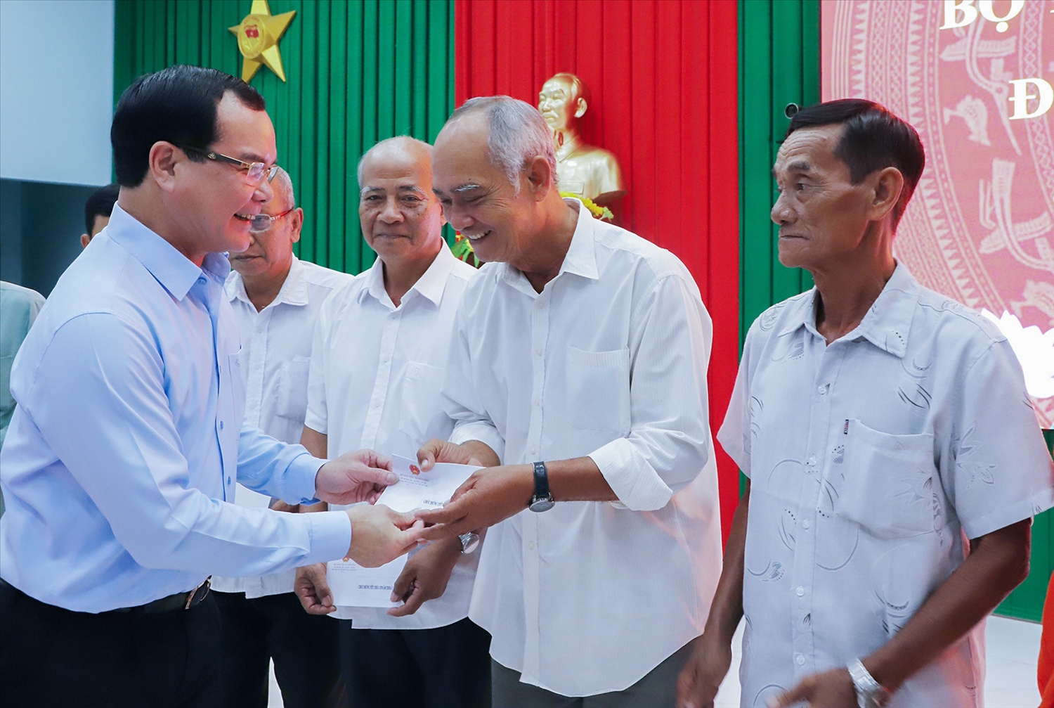 Bộ trưởng Nguyễn Đình Khang ân cần thăm hỏi tặng quà chúc Tết đồng bào Khmer tại Vĩnh Long. 