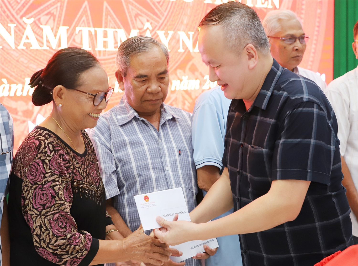 Ông Lò Quang Tú - Vụ trưởng Vụ Tuyên truyền công tác dân tộc, tôn giáo, ân cần thăm hỏi và trao quà cho đồng bào Khmer tại tỉnh Vĩnh Long. 