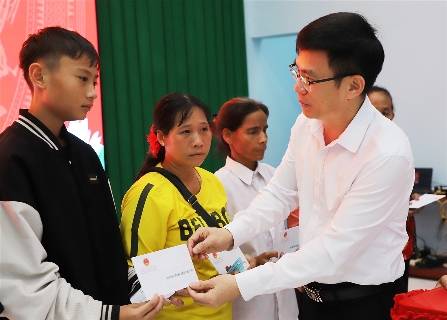 Ông Nguyễn Cao Thịnh - Chánh Văn phòng Bộ Dân tộc và Tôn giáo, trao quà cho đồng bào Khmer tại tỉnh Vĩnh Long.