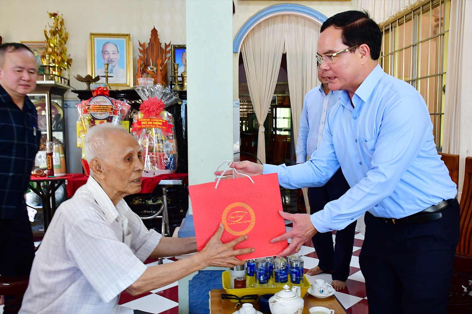 Bộ trưởng Nguyễn Đình Khang đến thăm gia đình ông Lâm Phú - nguyên Ủy viên Trung ương Đảng, nguyên Phó Chủ nhiệm Ủy ban Dân tộc và miền núi. 