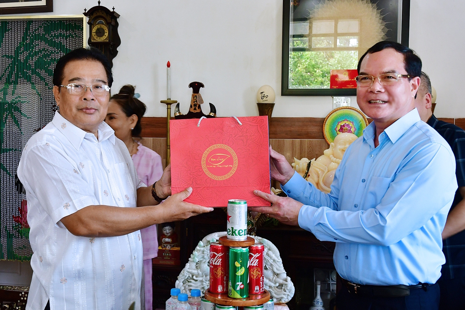 Bộ trưởng Nguyễn Đình Khang đến thăm gia đình ông Sơn Minh Thắng - nguyên Ủy viên Ban chấp hành Trung ương Đảng, nguyên Bí thư Đảng ủy Khối các Cơ quan Trung ương.